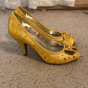 Peep toe kitten heel